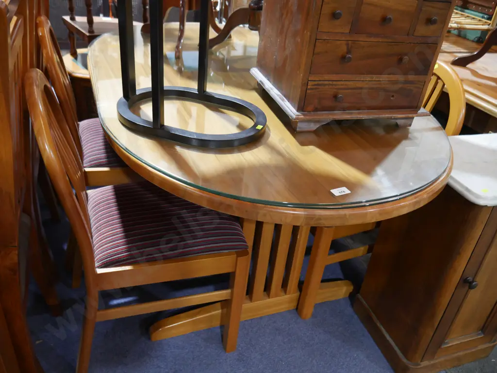 Dining table and 4 chairs Image 1++