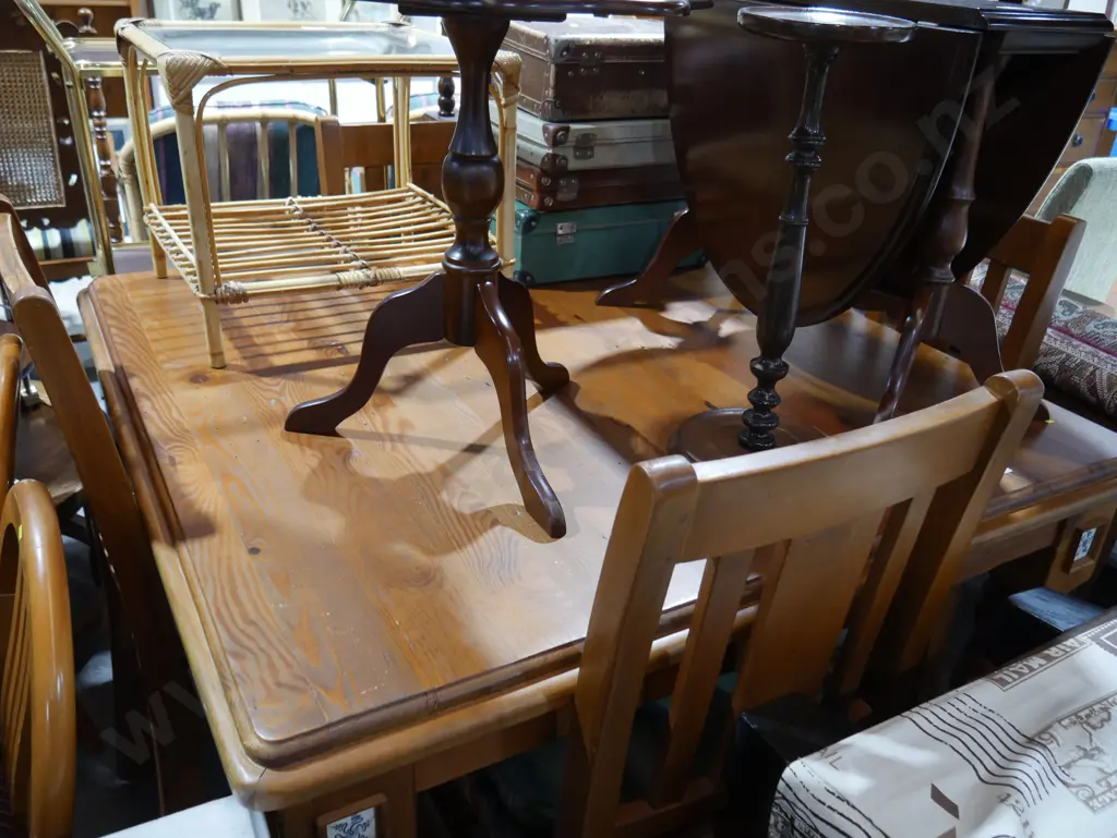 Dining table and 4 chairs Image 1++