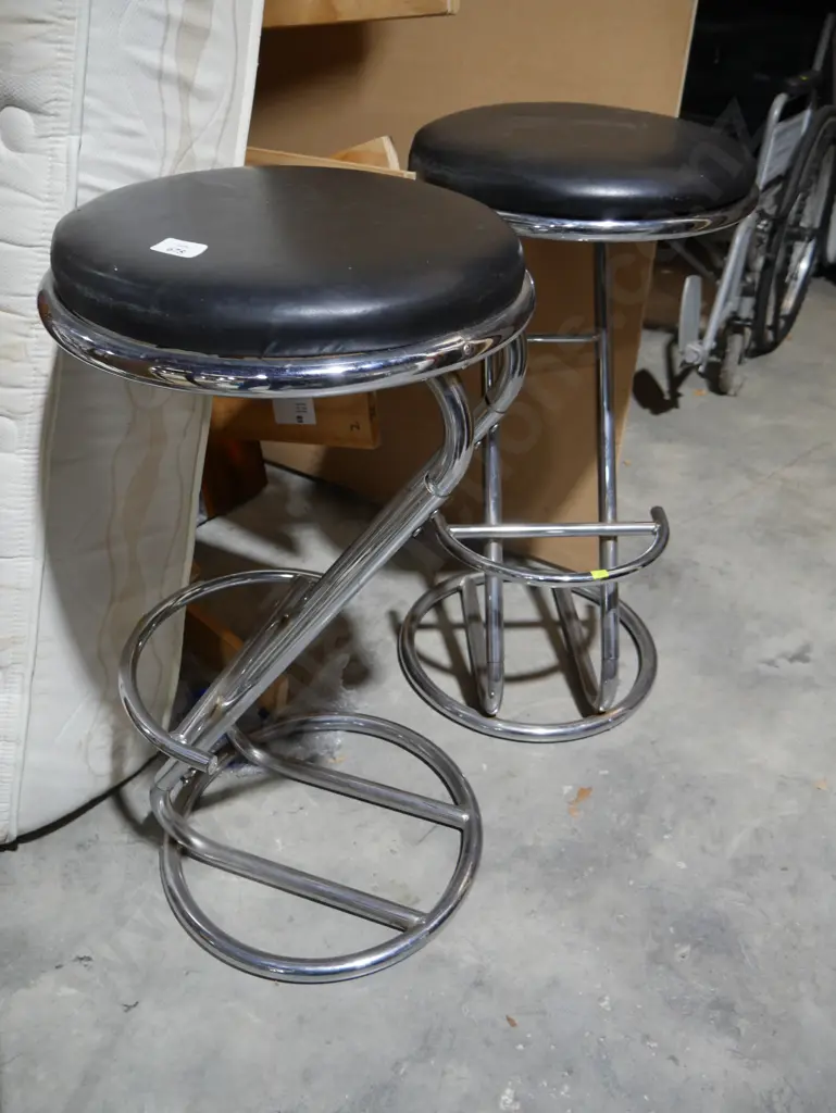 2 bar stools Image 1++