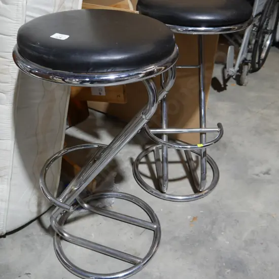 2 bar stools