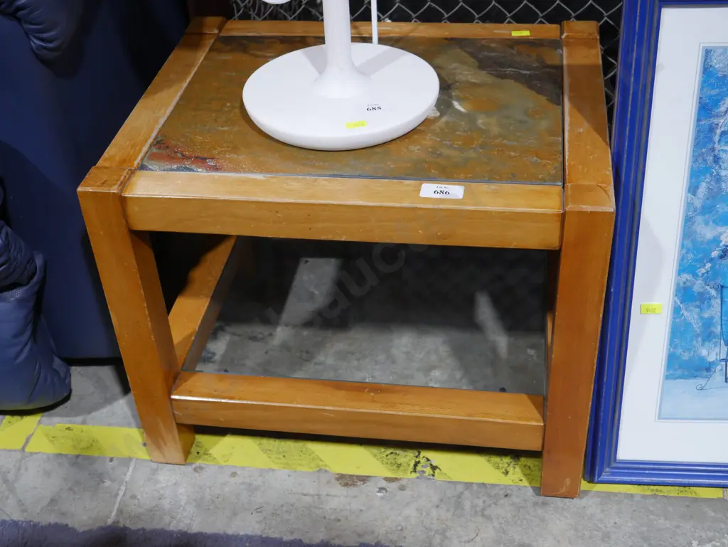 Side table Image 1++