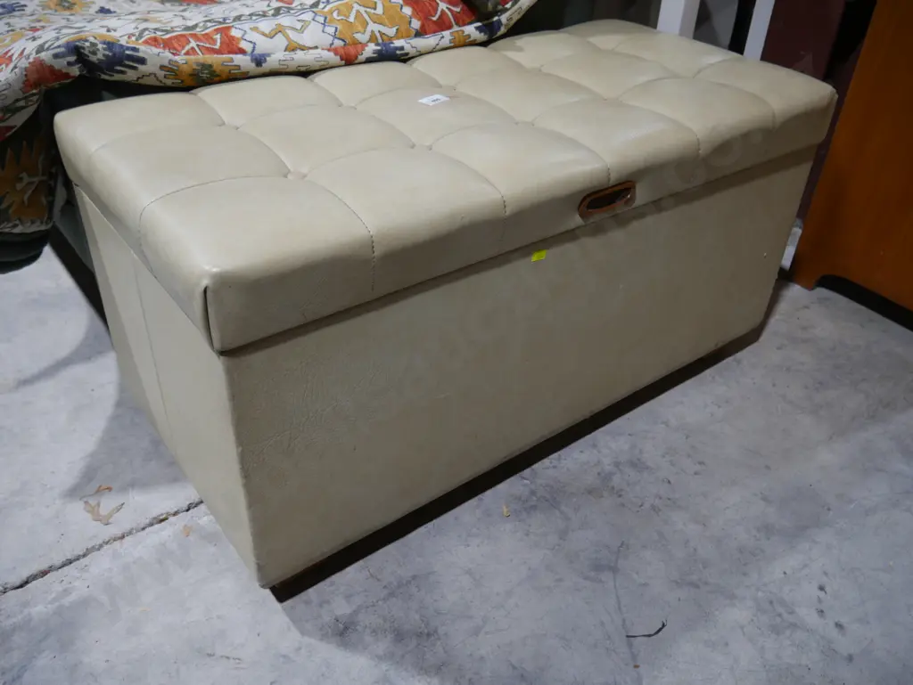 Padded blanket box Image 1++