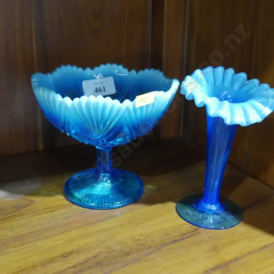 2 glass vases