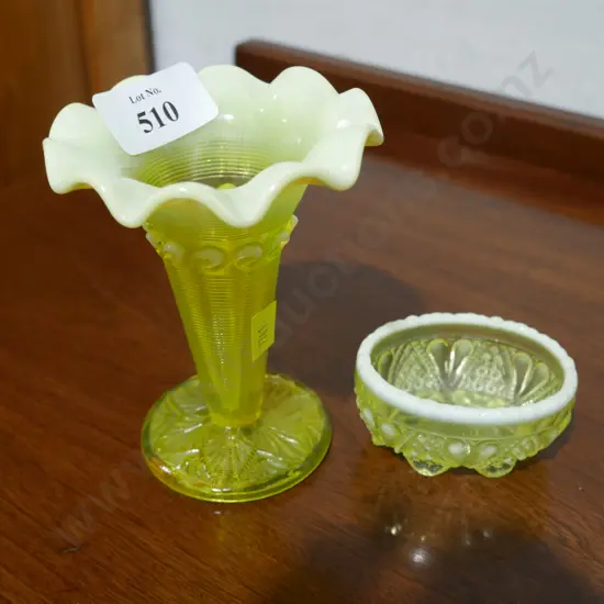 2 pieces of glassware