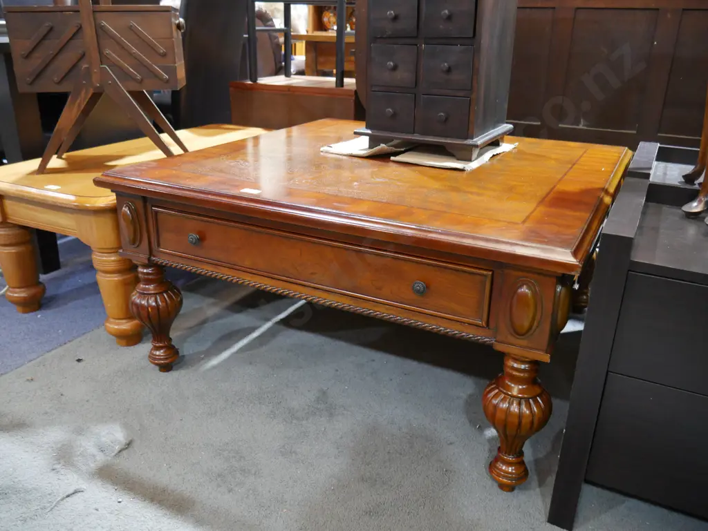 Large coffee table Image 1++