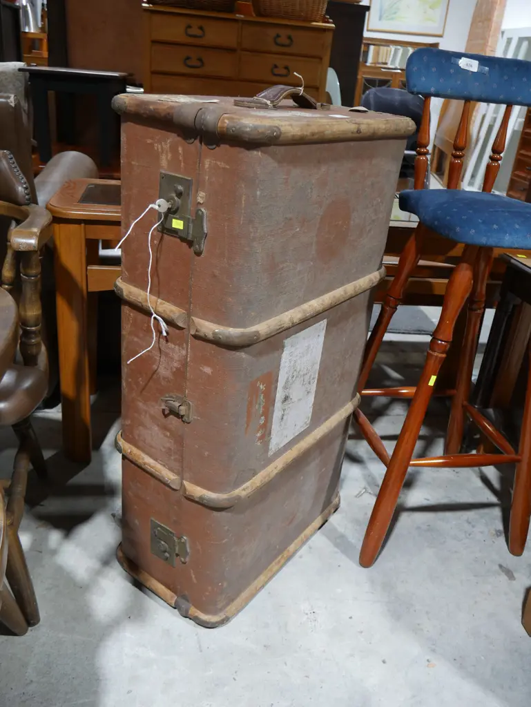 Vintage trunk Image 1++