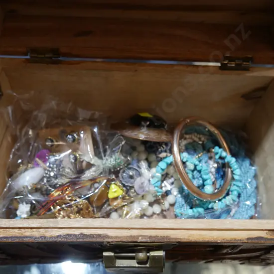 Jewellery box, assorted jewellery