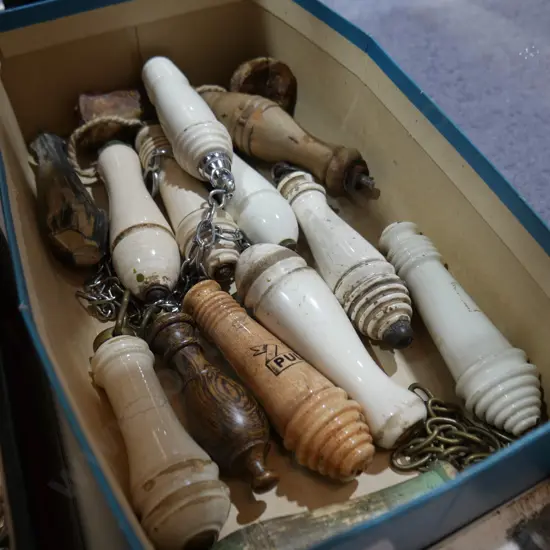 Quantity of toilet pulls