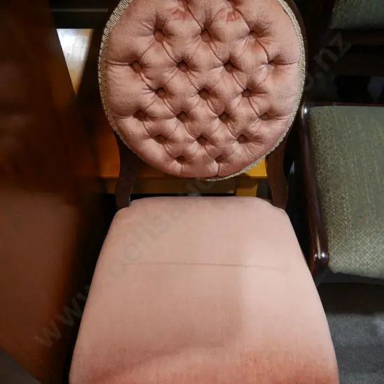 Deep button hall chair