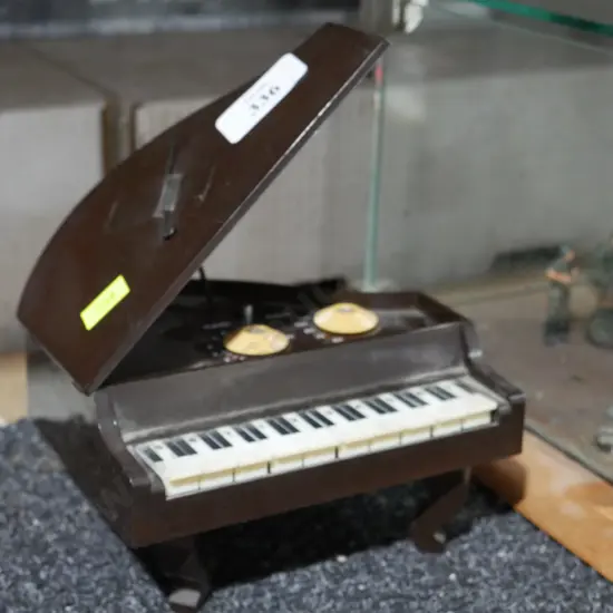 Grand piano radio