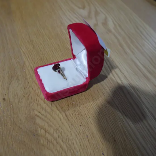 Ring red stone