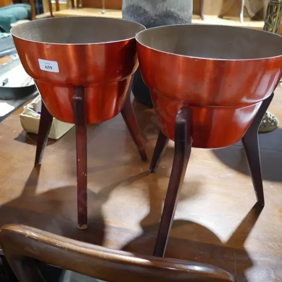 Pair plant pots