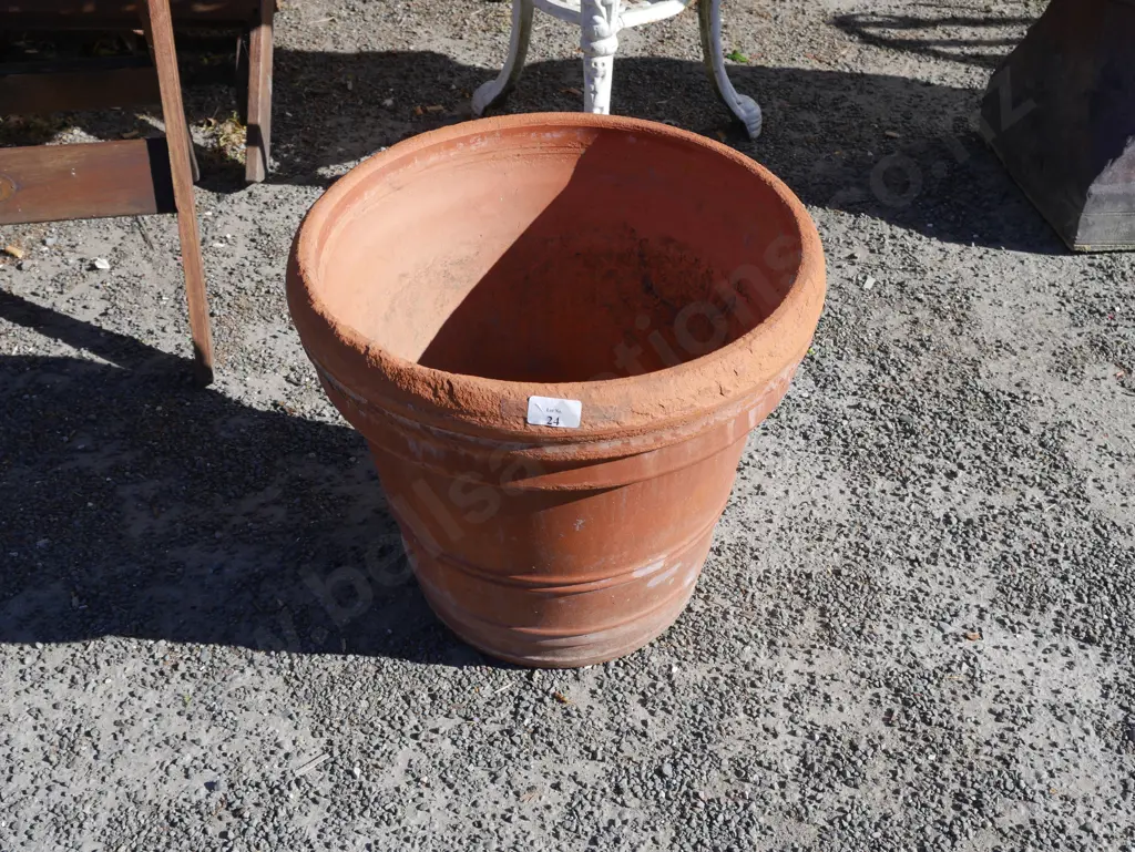 Large terracotta pot Image 1++