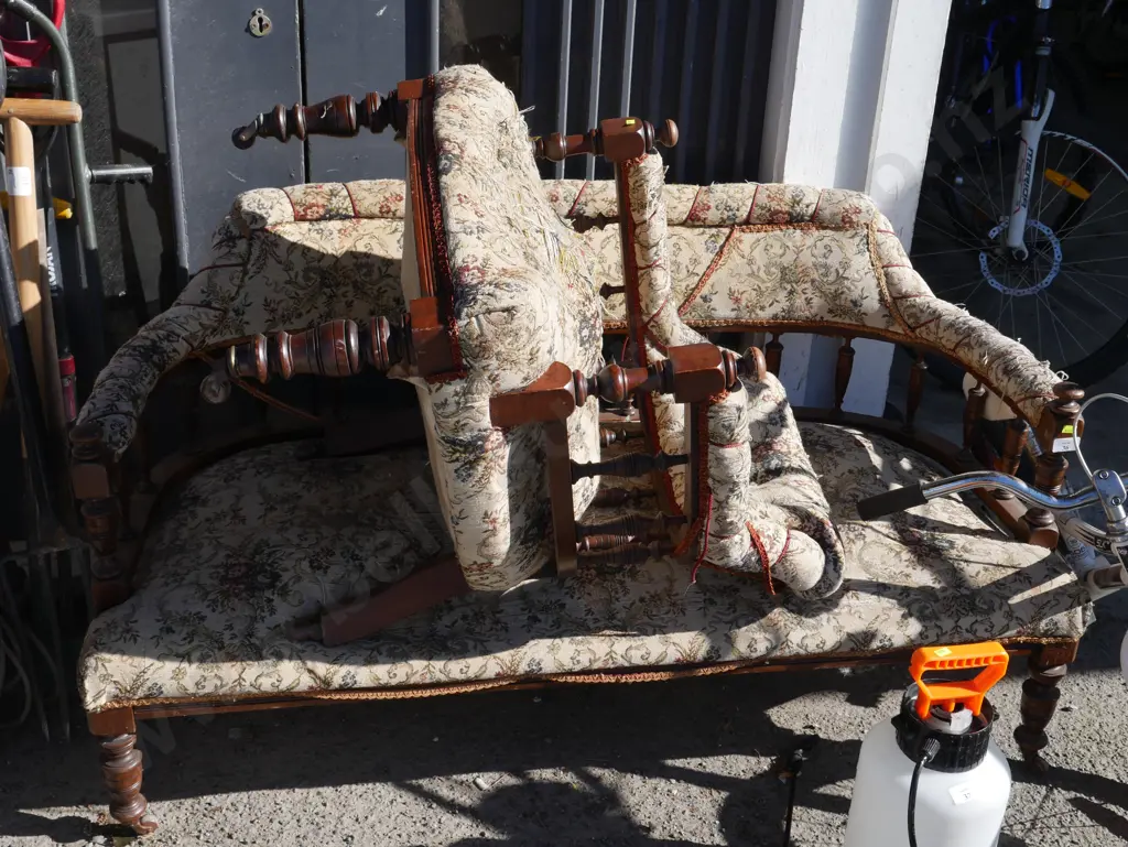 Vintage settee and chair Image 1++