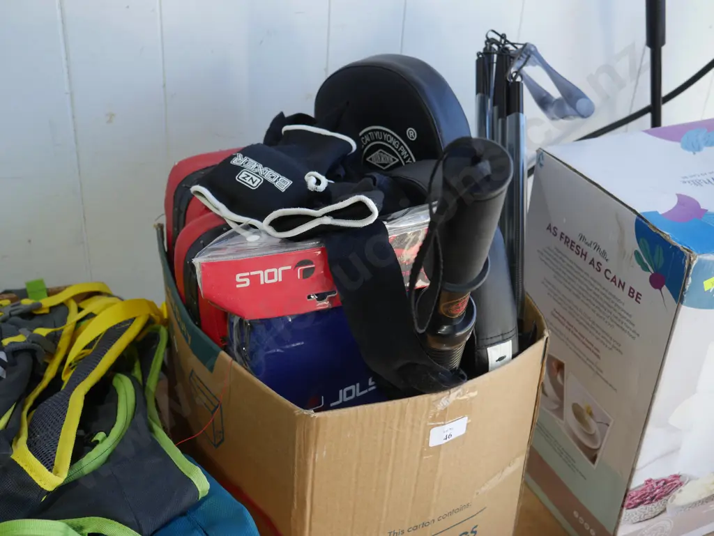 Exercise equipment, boxing pads Image 1++