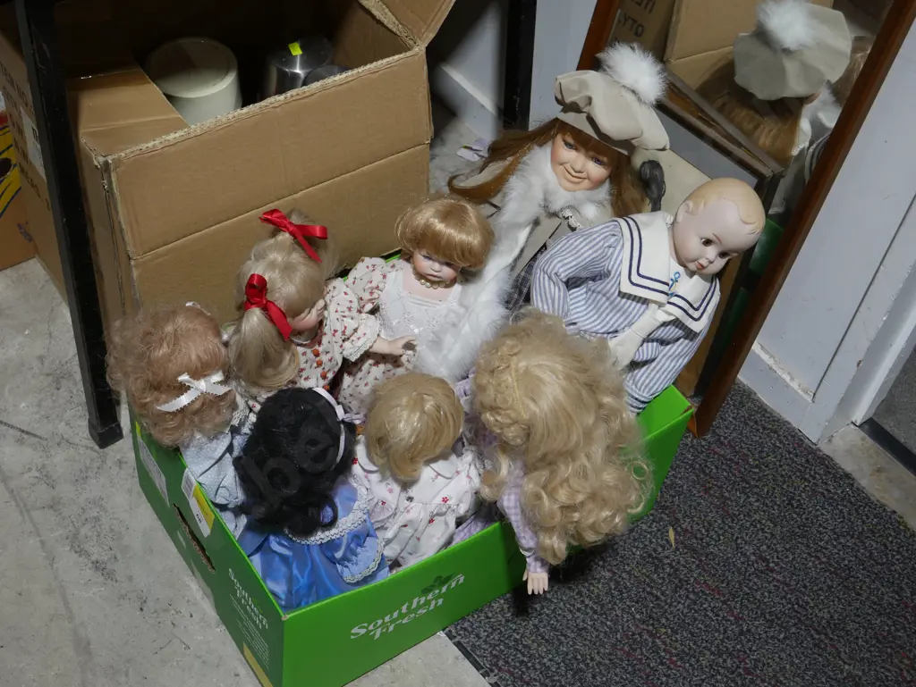 Assorted porcelain dolls Image 1++