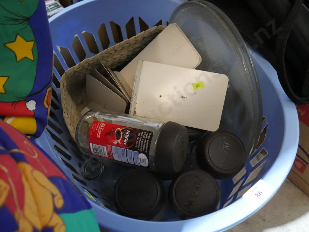 Laundry basket and contents Image 1++