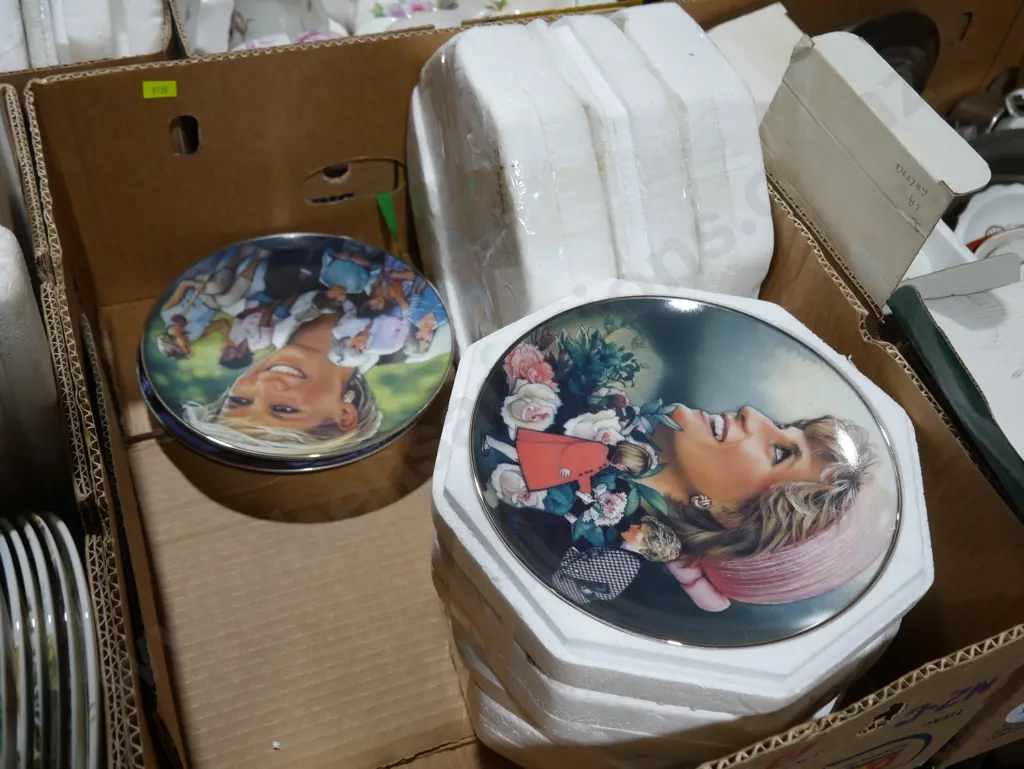 Two boxes of picture plates Image 1++