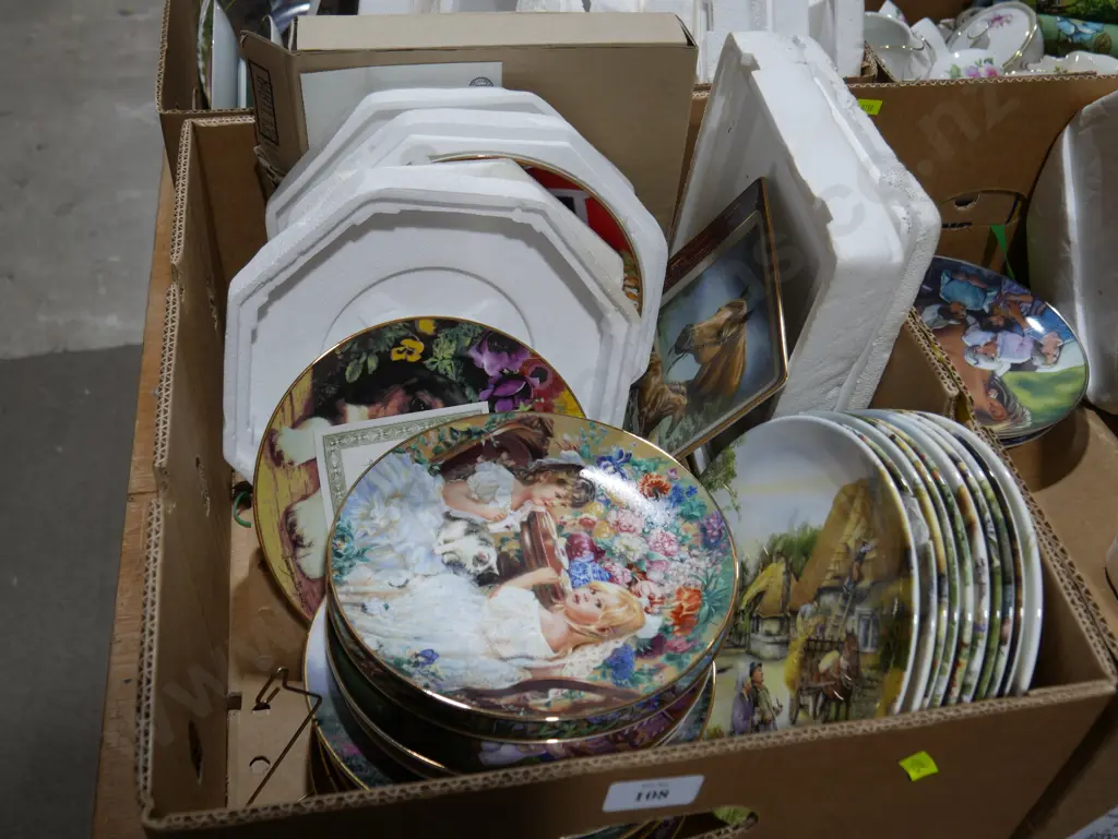 Two boxes of picture plates Image 1++
