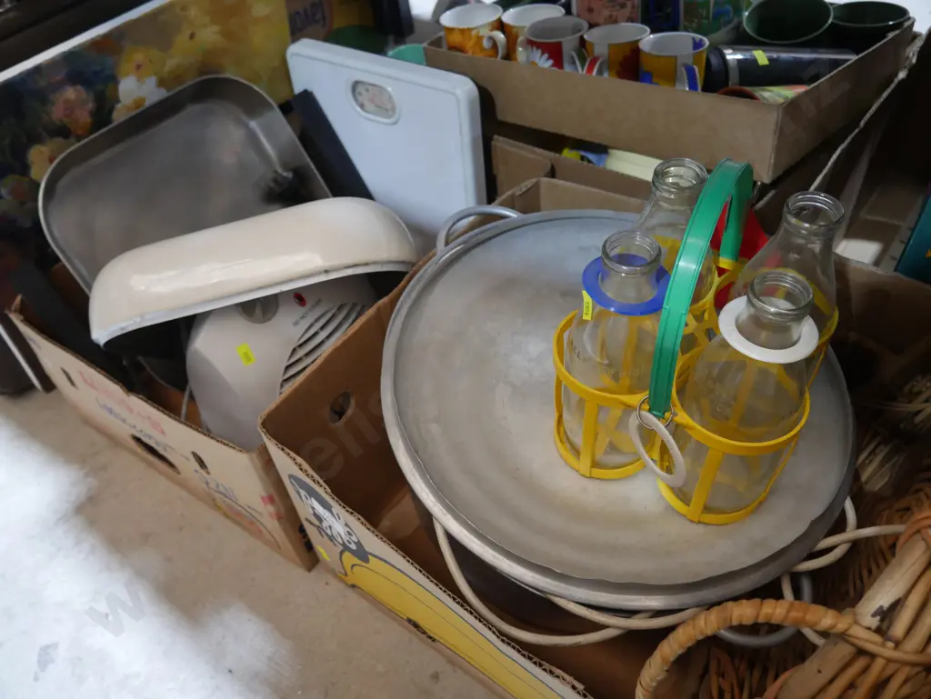 Two boxes of kitchenware etc Image 1++