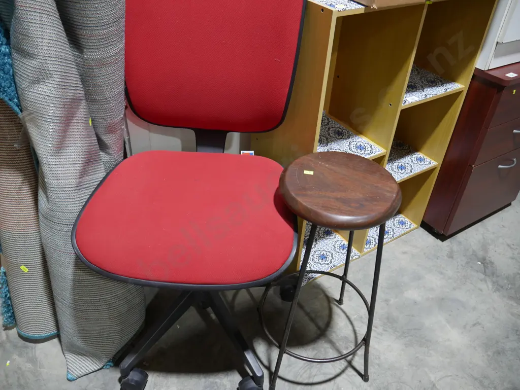 Office chair and stool Image 1++