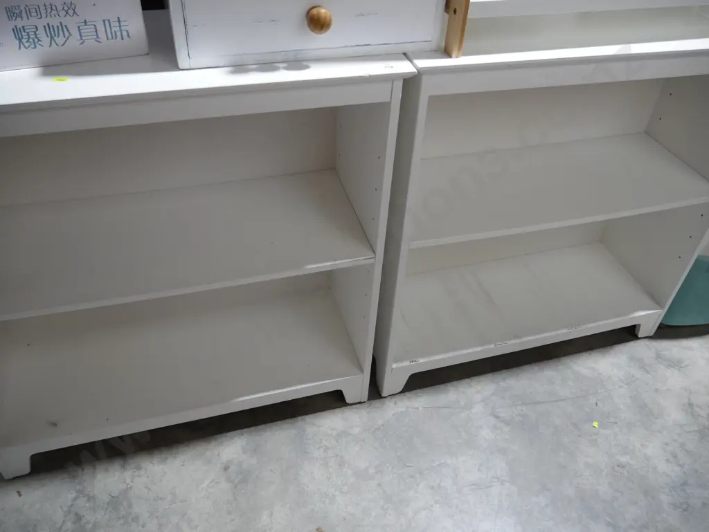 2 white bookcases Image 1++