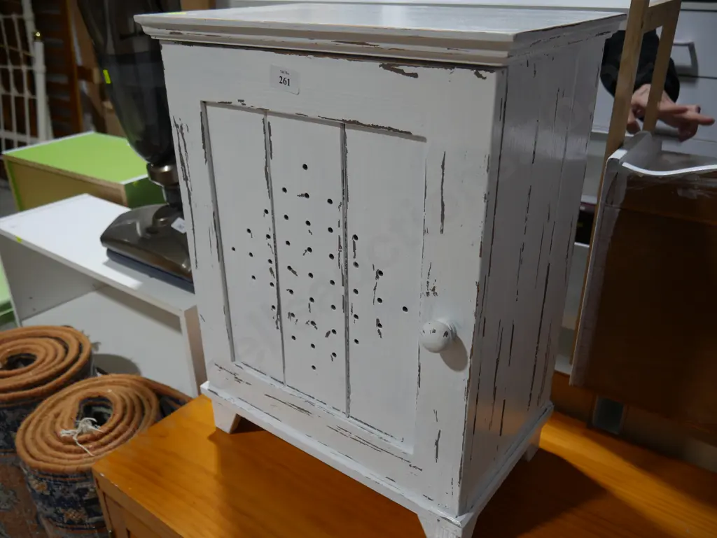 White cabinet Image 1++
