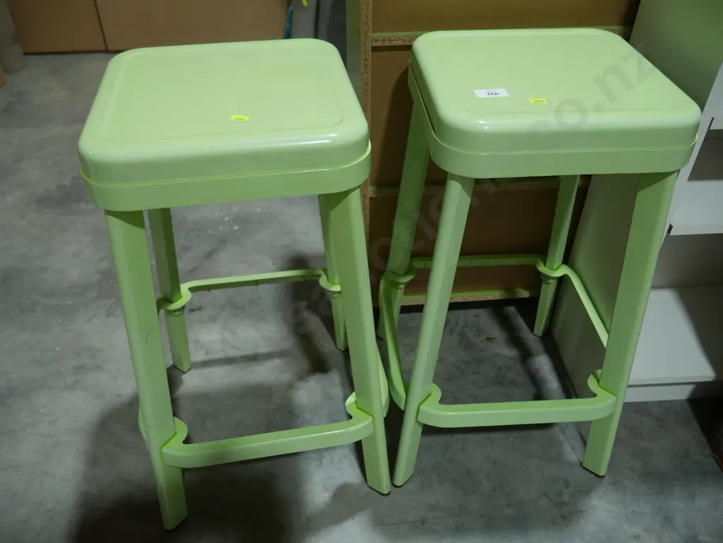 2 green metal bar stools Image 1++