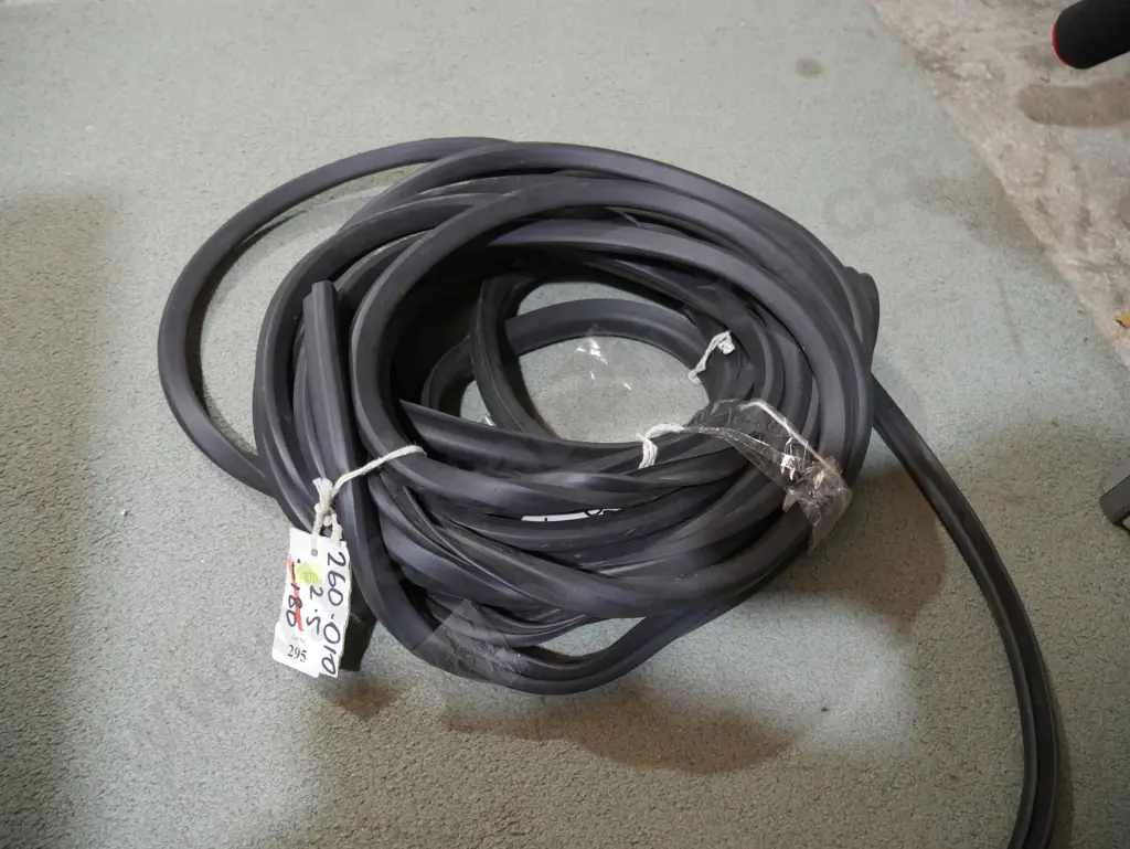 Rubber window trim Image 1++