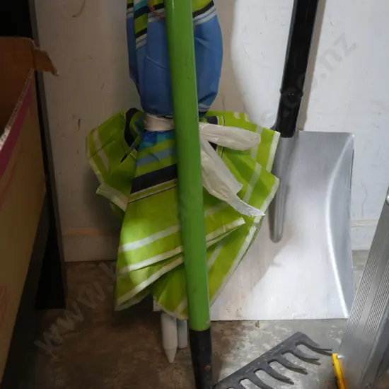 Shovel rake umbrella