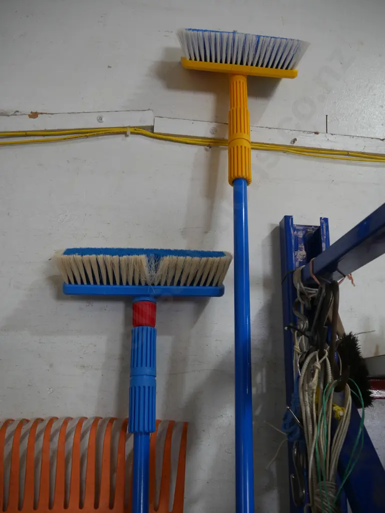 Two window brushes Image 1++