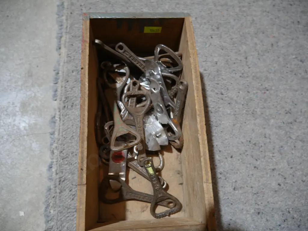 Assorted bottle openers Image 1++