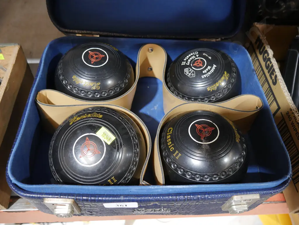 Set of lawn bowls Image 1++