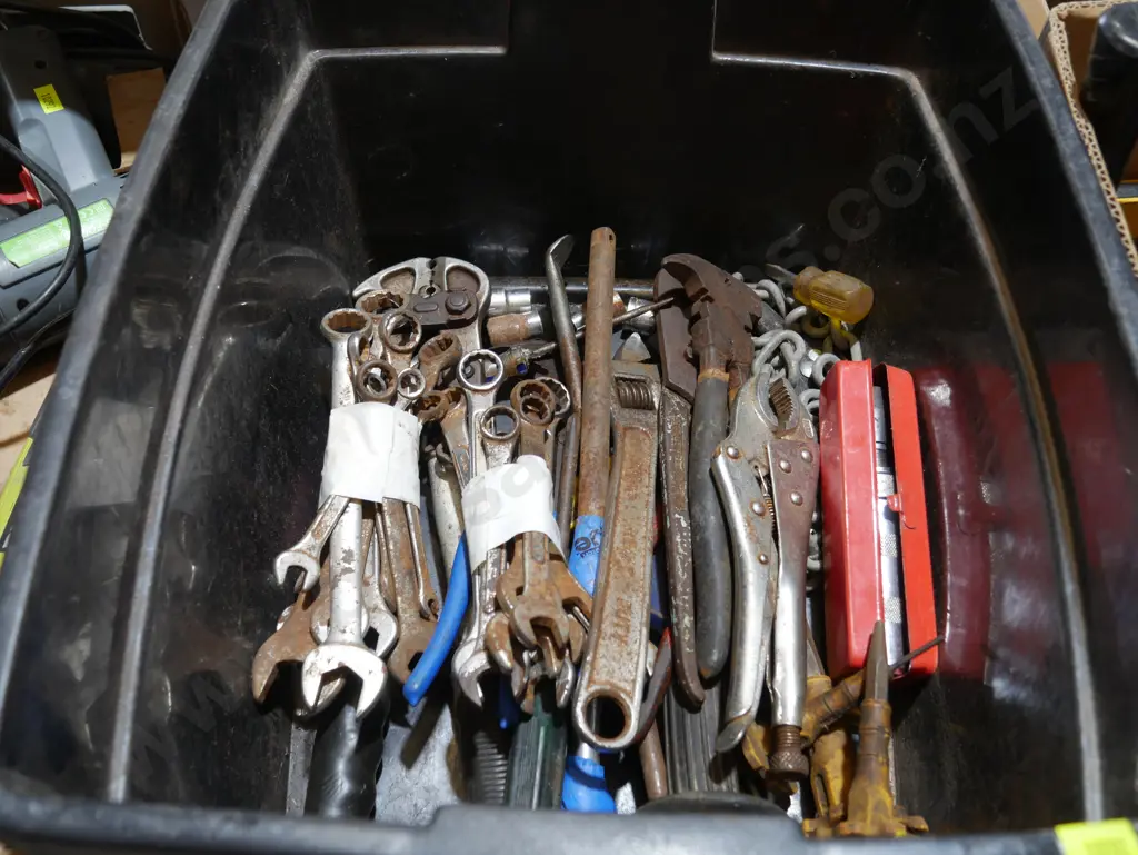 Assorted hand tools Image 1++