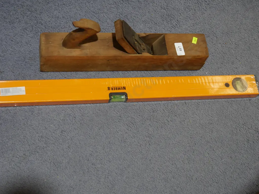 Level and wood plane Image 1++