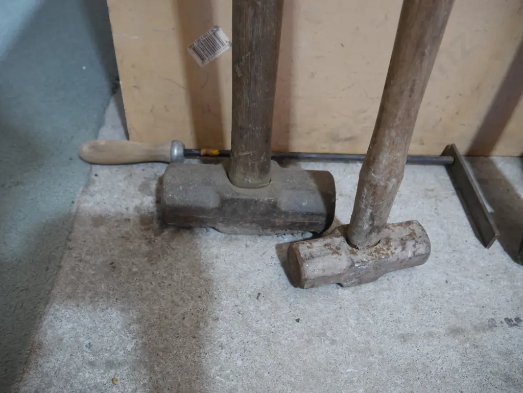 2 sledge hammers Image 1++