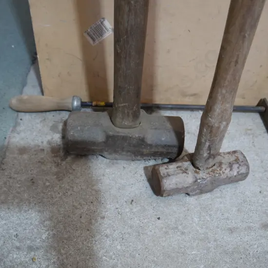 2 sledge hammers