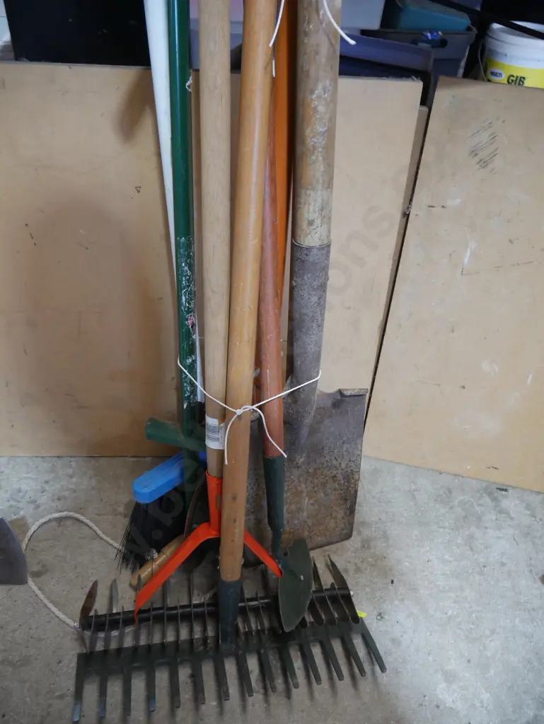 Assorted garden tools Image 1++