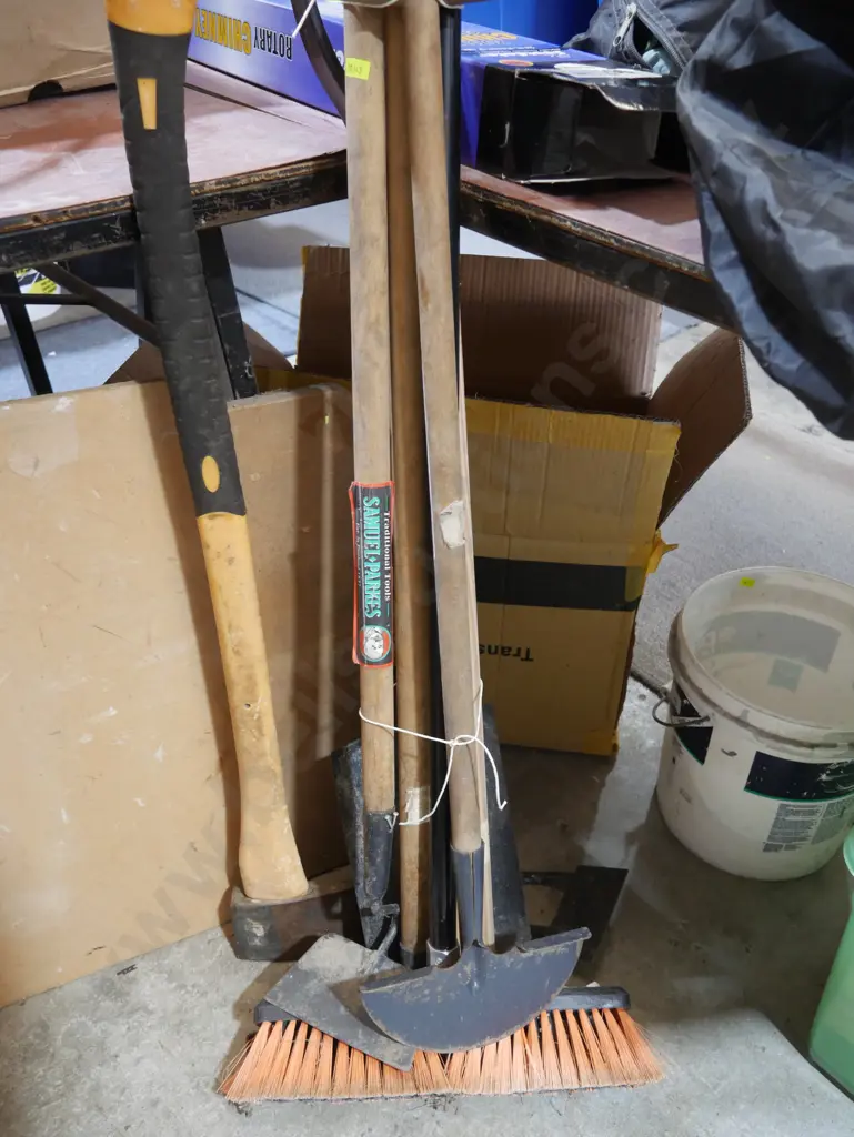 Assorted garden tools Image 1++