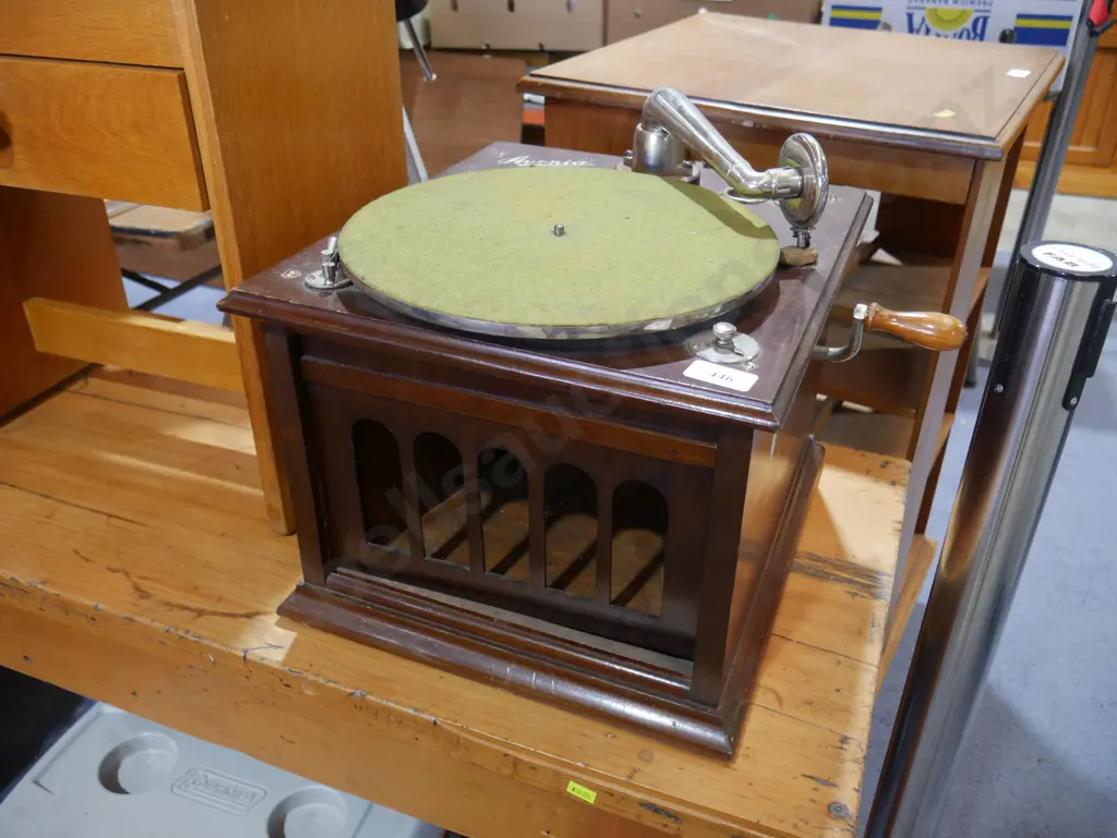 Avonia gramophone Image 1++