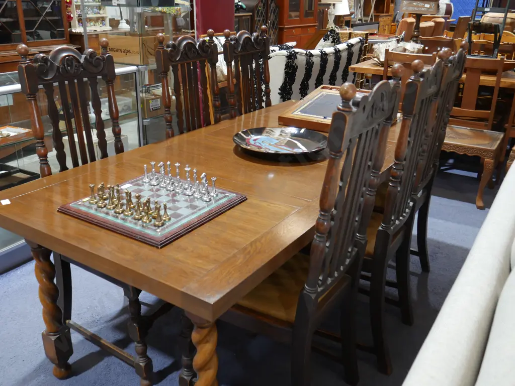 Dining table and 6 chairs Image 1++