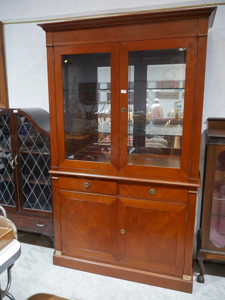 Display case with lighting Image 1++