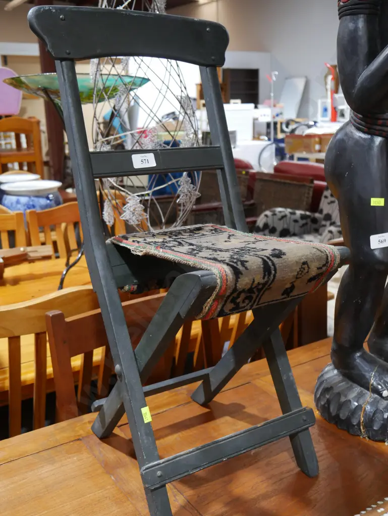 Small folding chair Image 1++