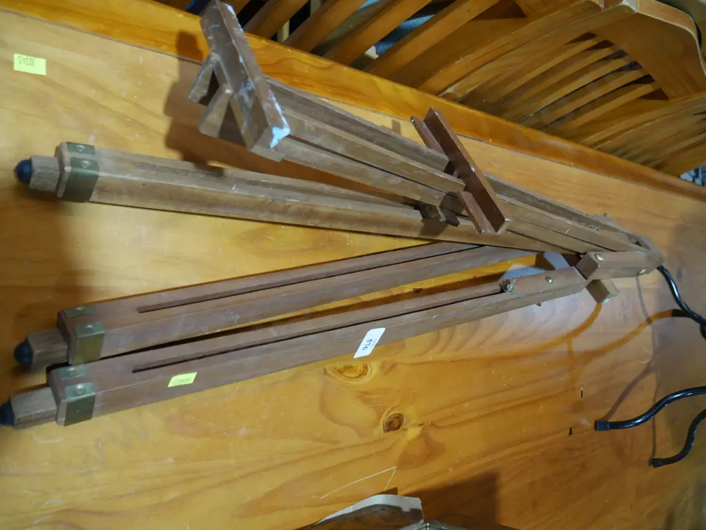 Artist easel Image 1++