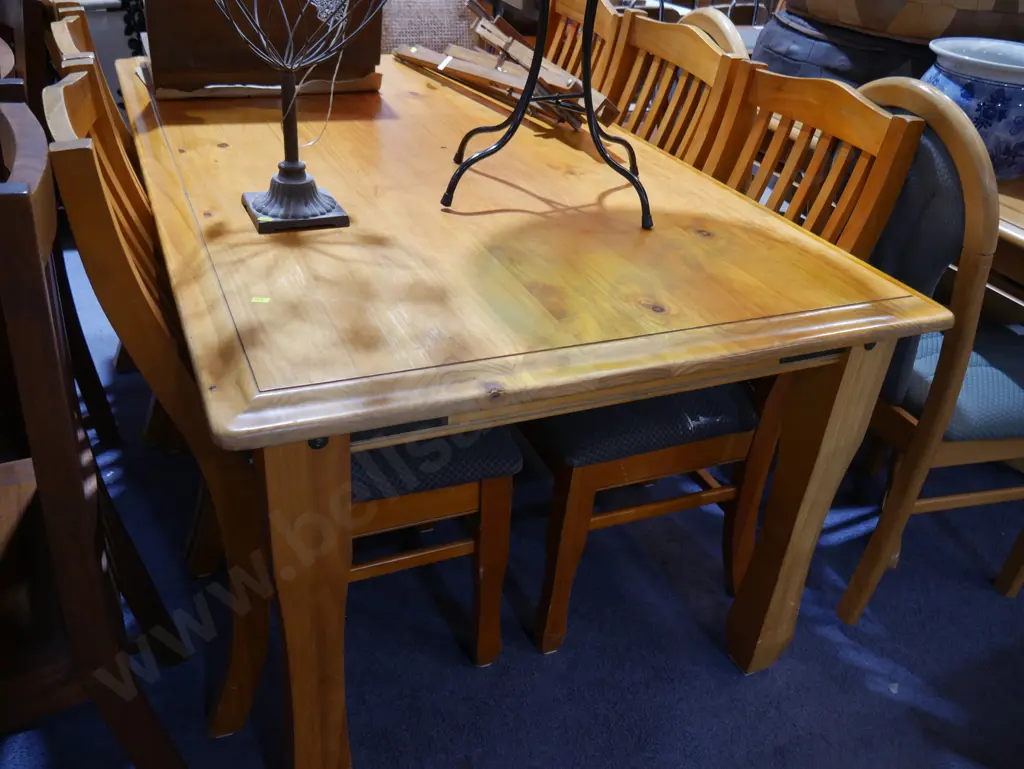 Dining table and 6 chairs Image 1++