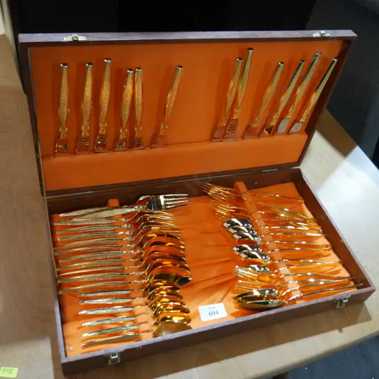 Cased cutlery set