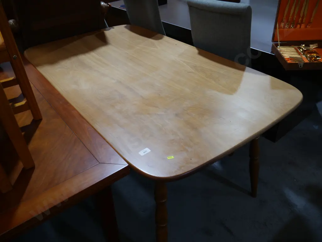 Dining table Image 1++