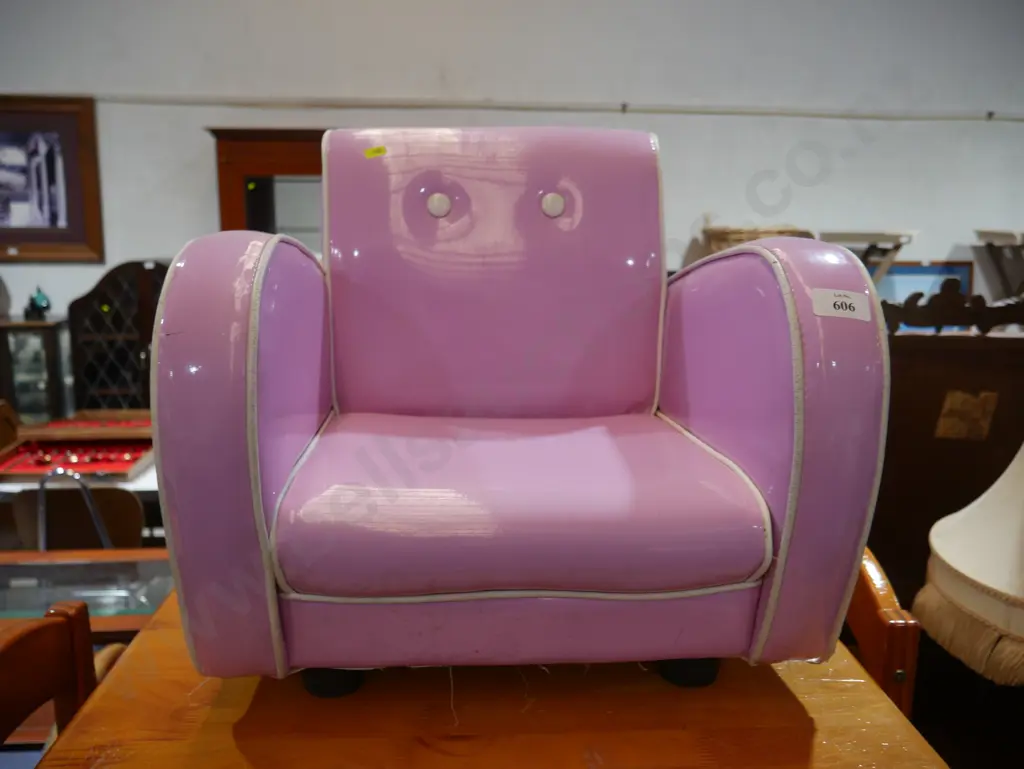 Pink child's chair Image 1++