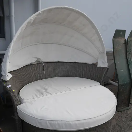 Outdoor daybed