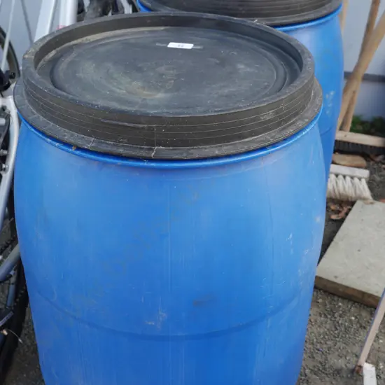 2 plastic drums